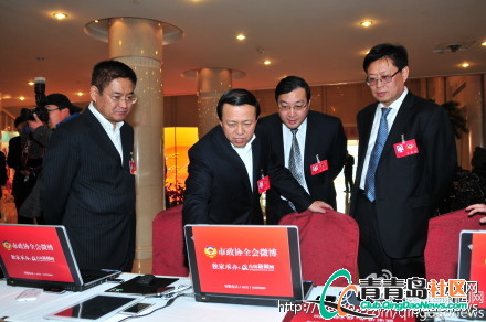 天上午市政協主席王書堅（左二)帶領有關部門到政協微博互動區指導工作。