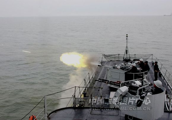 資料圖：中國海軍獵潛艇實射干擾彈。