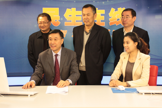 青島市經濟信息化委員會副主任王安民（一排左一）與網民在線交流 （攝影 周琦）