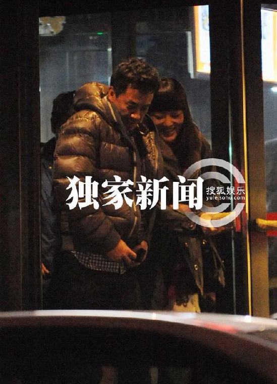 王學兵攜女友曖昧同歸