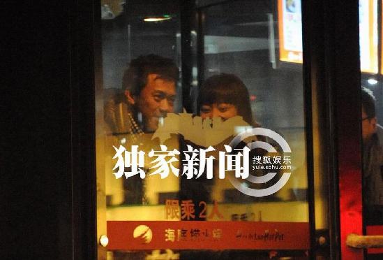 王學兵攜女友曖昧同歸