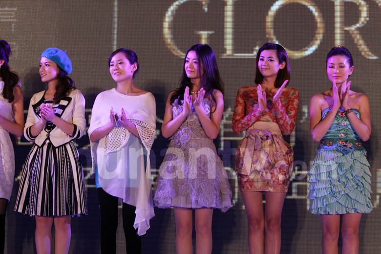 57歲劉曉慶短裙黑絲撈金秒進百萬 女王氣息秒殺眾少女