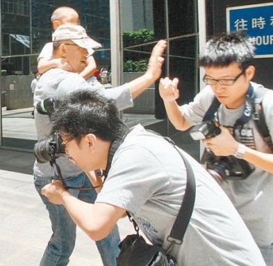 明星打記者內幕：謝霆鋒丑態被拍發飆 李亞鵬怒掐記者
