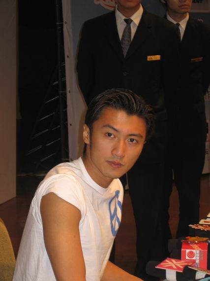 明星打記者內幕：謝霆鋒丑態被拍發飆 李亞鵬怒掐記者