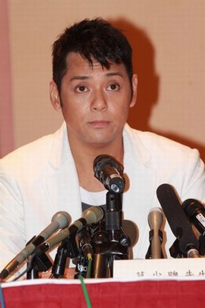明星打記者內幕：謝霆鋒丑態被拍發飆 李亞鵬怒掐記者