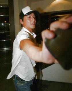 明星打記者內幕：謝霆鋒丑態被拍發飆 李亞鵬怒掐記者