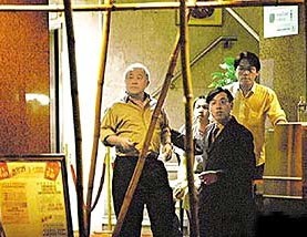 明星打記者內幕：謝霆鋒丑態被拍發飆 李亞鵬怒掐記者