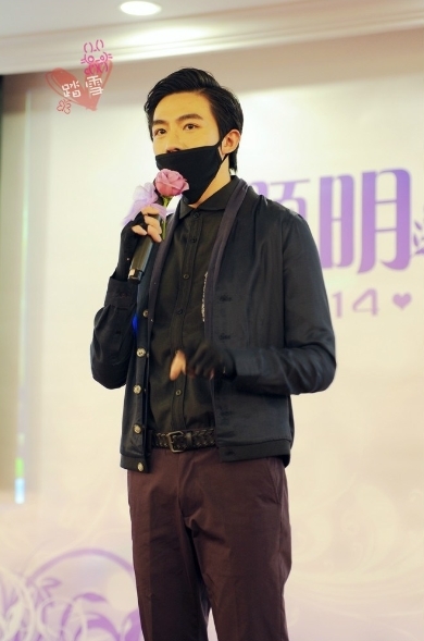 俞灝明生日會(huì)獲999粉玫瑰 戴面罩與粉絲熱擁現(xiàn)場照曝光
