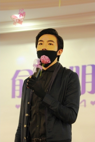 俞灝明生日會獲999粉玫瑰 戴面罩與粉絲熱擁現場照曝光