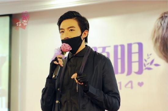 俞灝明生日會獲999粉玫瑰 戴面罩與粉絲熱擁現場照曝光