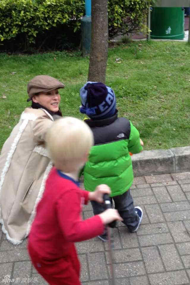 張柏芝熱吻兩愛子 小Q墊腳尖獻吻萌翻網友