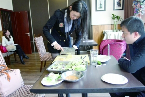 前來征婚的姑娘們先要接受四個評委對其形象、生活、慈善、情感4方面的考核。