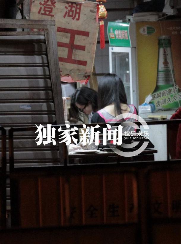 劉詩詩深夜街邊攤大閘蟹解饞 網友：粉絲送螃蟹最貼心