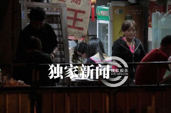 劉詩詩深夜街邊攤大閘蟹解饞 網友：粉絲送螃蟹最貼心