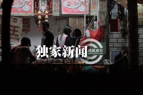 劉詩詩深夜街邊攤大閘蟹解饞 網友：粉絲送螃蟹最貼心