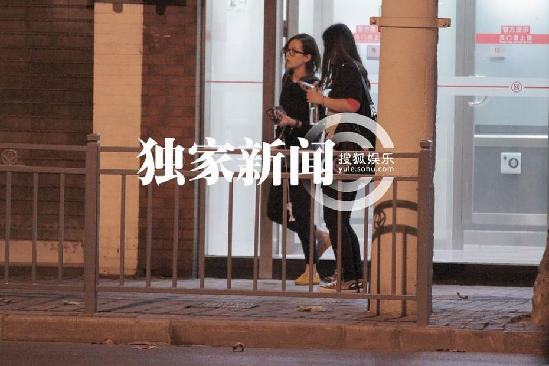 劉詩詩深夜街邊攤大閘蟹解饞 網友：粉絲送螃蟹最貼心