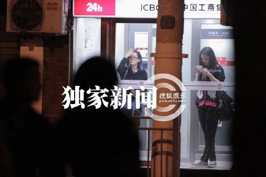 劉詩詩深夜街邊攤大閘蟹解饞 網友：粉絲送螃蟹最貼心