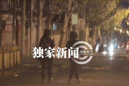劉詩詩深夜街邊攤大閘蟹解饞 網友：粉絲送螃蟹最貼心
