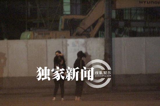 劉詩詩深夜街邊攤大閘蟹解饞 網友：粉絲送螃蟹最貼心