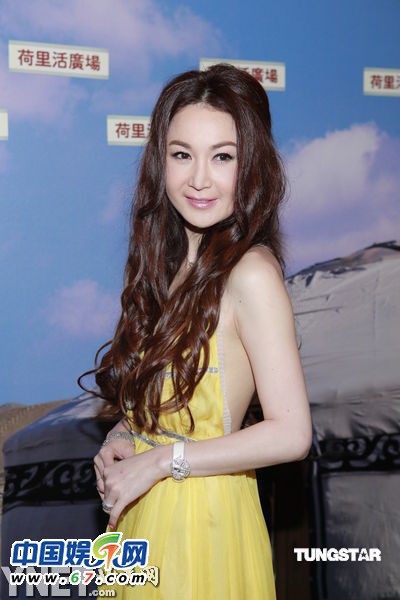 溫碧霞性感現身 拖地長裙盡顯嫵媚