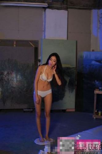 藝術系校花穿比基尼作畫 自稱為藝術裸身不搞色情