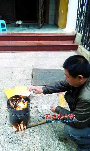 死者家屬在事發(fā)現(xiàn)場拜祭。南都記者 郭現(xiàn)中 攝