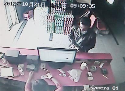 青年穿偷來皮衣網吧上網被拍