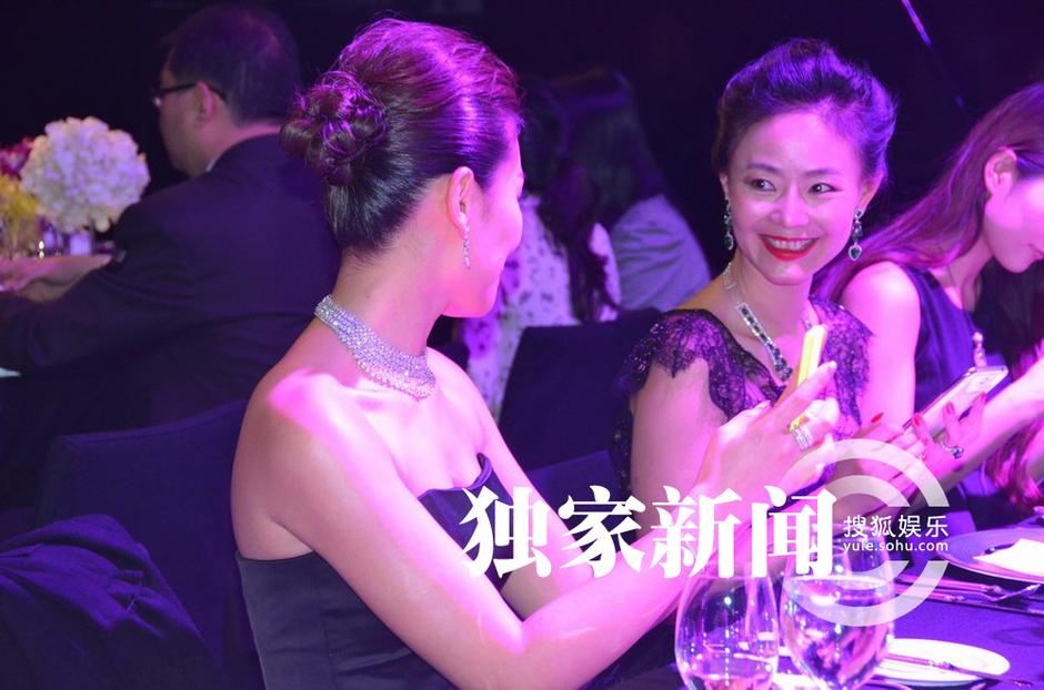 辣媽劉濤性感現身晚宴