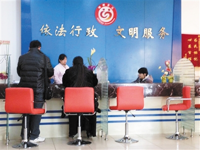 1月5日，某區(qū)民政局婚登處，裴莉和許昌赫領結(jié)婚證。