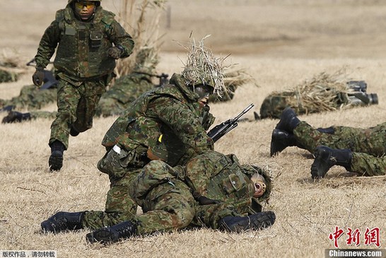 日本陸上自衛隊舉行空降演習