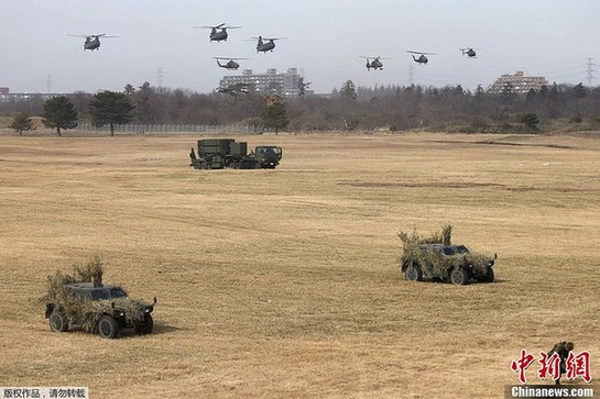 日本陸上自衛隊舉行空降演習