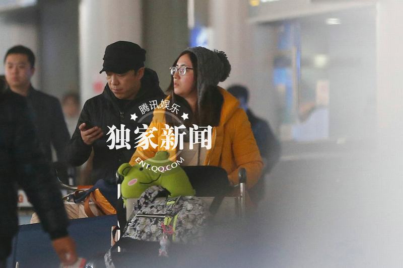黃渤攜妻女度假歸來豪車返家 兩歲女兒正面照曝光