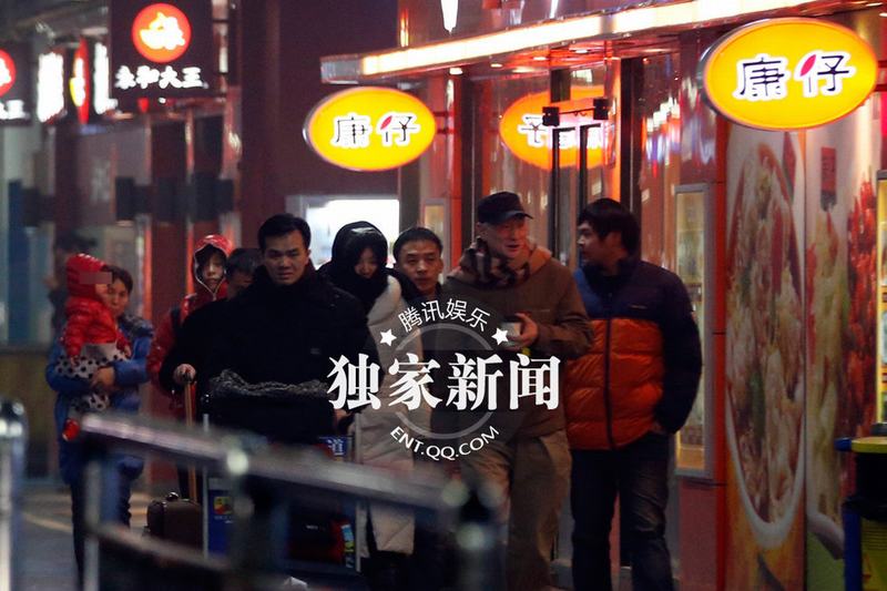 黃渤攜妻女度假歸來(lái)豪車返家 兩歲女兒正面照曝光