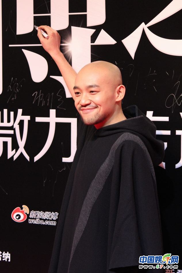 三代女神低胸搶鏡 姚晨挺大肚王力宏當眾開黃腔