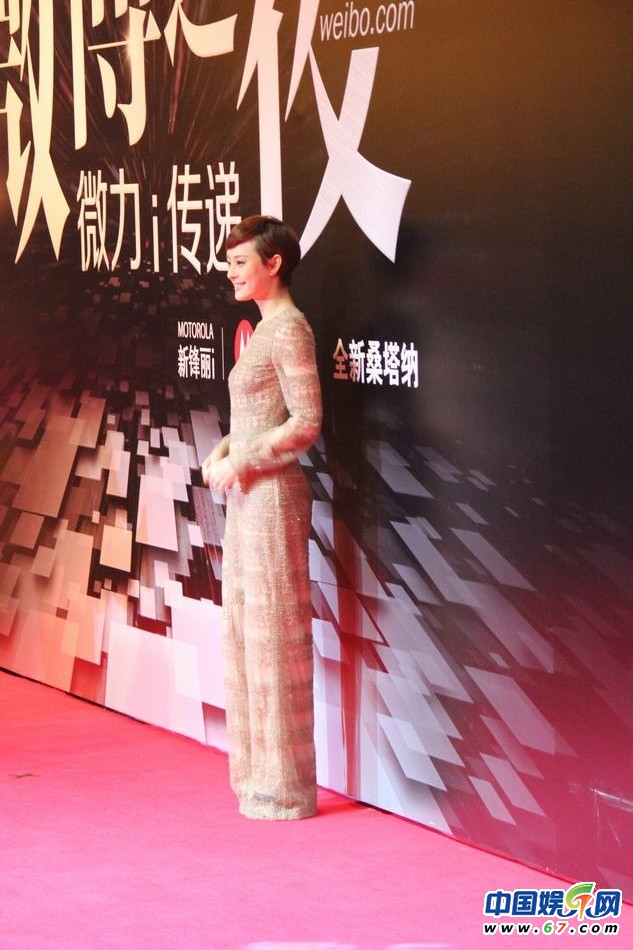 三代女神低胸搶鏡 姚晨挺大肚王力宏當眾開黃腔