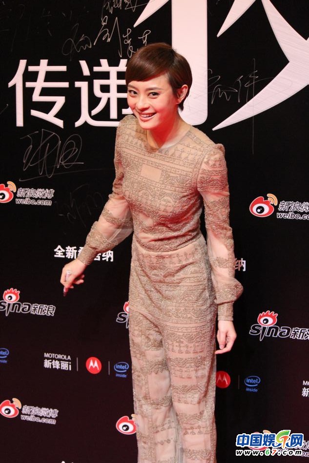 三代女神低胸搶鏡 姚晨挺大肚王力宏當眾開黃腔