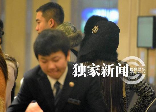 Angelababy離京帶雷鋒帽御寒 機場打哈欠顯不雅露疲態