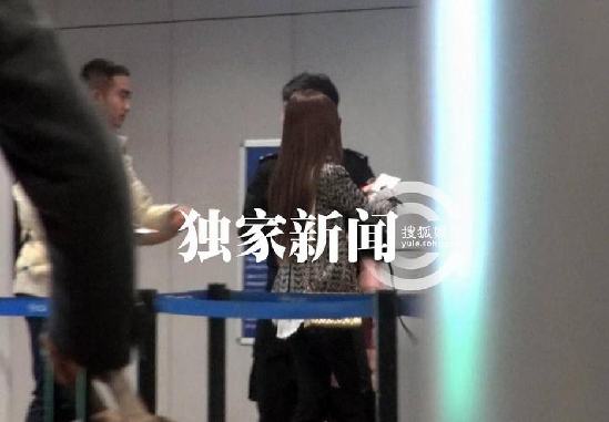 Angelababy離京帶雷鋒帽御寒 機場打哈欠顯不雅露疲態