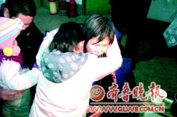 劉淑萍(右)與丈夫、女兒、兒子一家團聚。