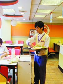 九成多餐館忙著招聘 節前返鄉和年輕人排斥造成用工荒