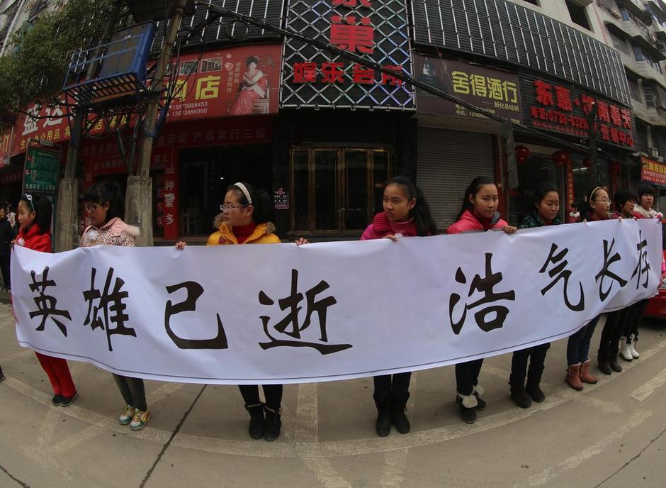 湖南十萬民眾悼念為保護學生殉職校長
