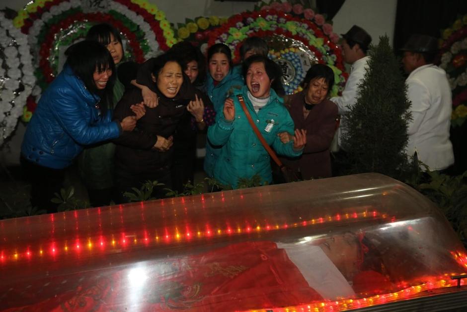 湖南十萬民眾悼念為保護學生殉職校長