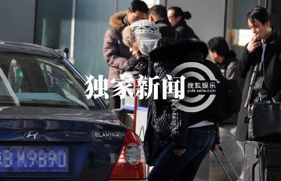 湯唯獨自回京無人接機(jī) 微笑回應(yīng)偷拍記者毫無星架