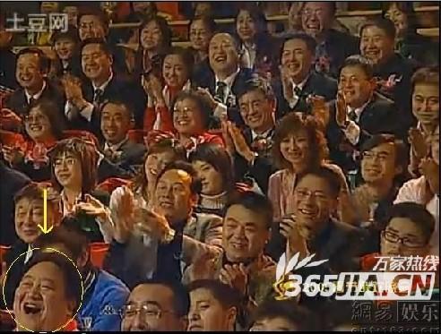 此外有媒體采訪到了這位“笑臉哥”，“笑臉哥”姓冉，現居北京，是搞藝術的，特別喜歡看春晚。談起自己受網友關注的原因，他說“可能是我這個人長得比較胖，喜歡穿顏色鮮艷的衣服。”