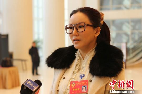 彭丹接受中新社記者專訪。