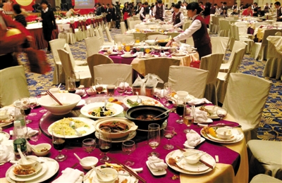 20日，一家國企在廣州一家五星級酒店舉行聯歡會，當晚共擺了70多桌，每桌3900多元。新華社記者 陳曄華 攝