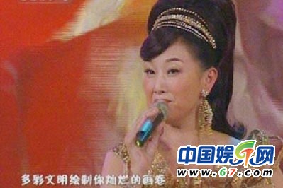 宋祖英確認加盟蛇年春晚 連登24屆春晚造型大回顧(組圖)