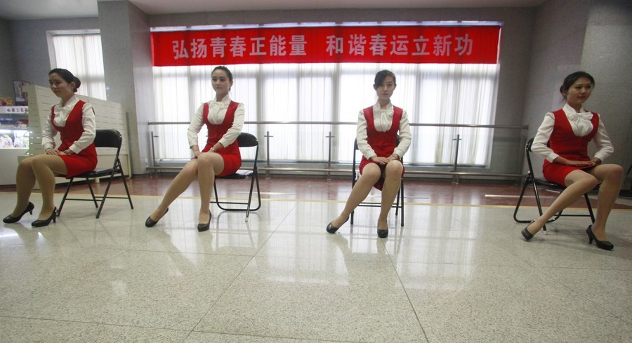 濟鐵招募美女志愿者應對春運人海