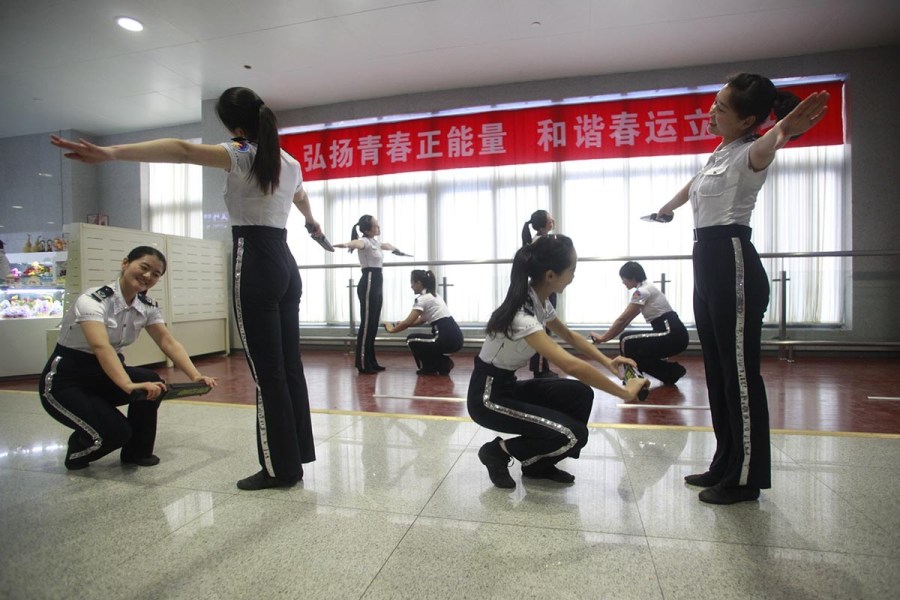 濟鐵招募美女志愿者應對春運人海