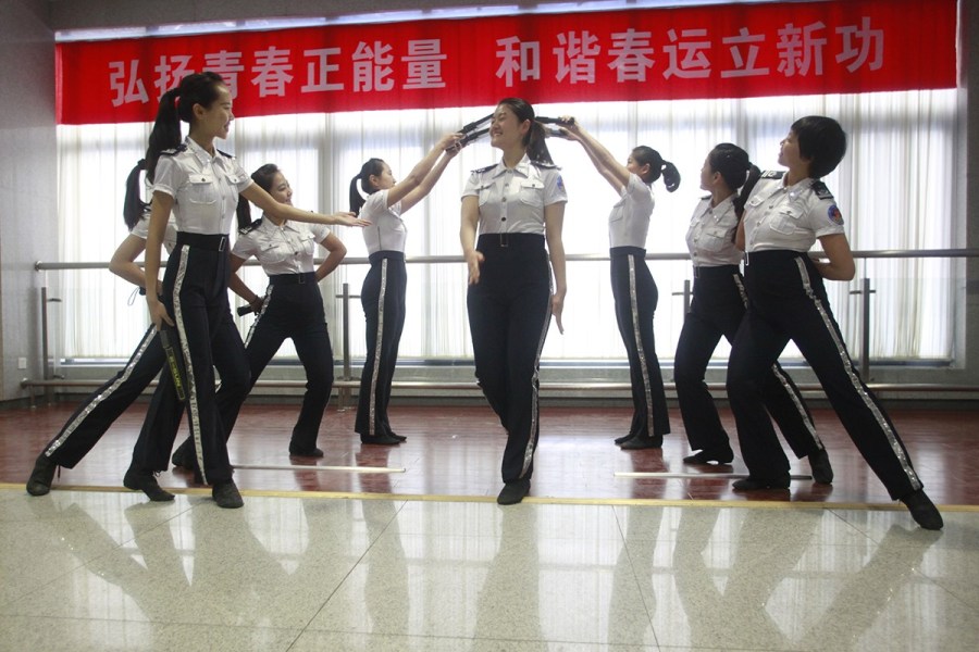 濟鐵招募美女志愿者應(yīng)對春運人海